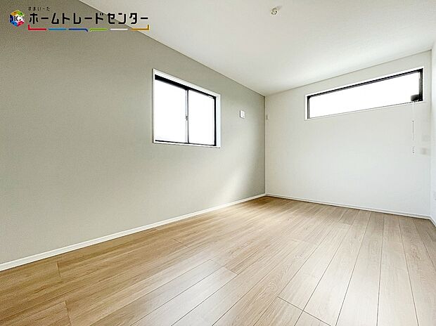 【リビング以外の居室】大きな窓から光が差し込む室内!日の光で照らされた明るいお部屋は、趣味の時間を過ごす時も、家族や友達と一緒に過ごす時も、いつでも居心地のいいリラックスできる空間をお届けします!