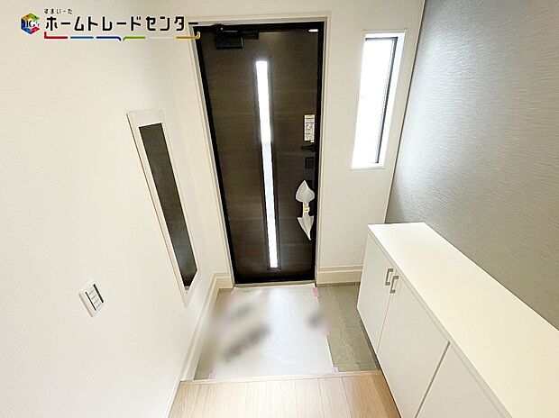 【玄関】訪れる人を優しく迎える、スタイリッシュな玄関。開放感のある玄関ホール。温もり感じるフローリング仕様ですので、ご家族やお客様を温かく迎えてくれます。