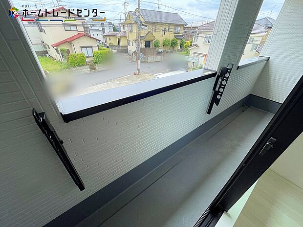 【バルコニー】広々としたバルコニーならシーツなど大きな洗濯物もらくらく干せます。観葉植物を置いたり、料理に使えるハーブを育てたり、ガーデンニングを楽しむスペースも十分。