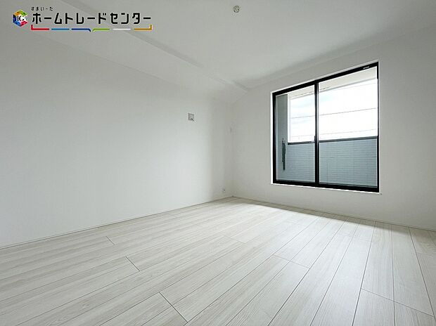 【リビング以外の居室】穏やかな光が差し込む室内には、穏やかな時間が流れます。休日には、落ち着いた空間で自分の趣味を楽しむのはいかがですか。一日があっという間に終わるでしょう！