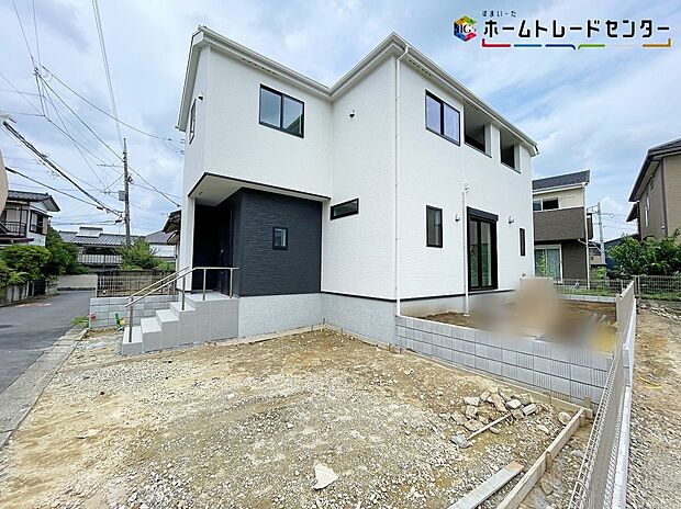 【現地外観写真】嬉しい仕様がたくさん！システムキッチン、床下収納、TVモニター付きインターホン、シューズインクローク、ファミリークローク、２４時間換気システム、駐車２台可（車種による）等♪