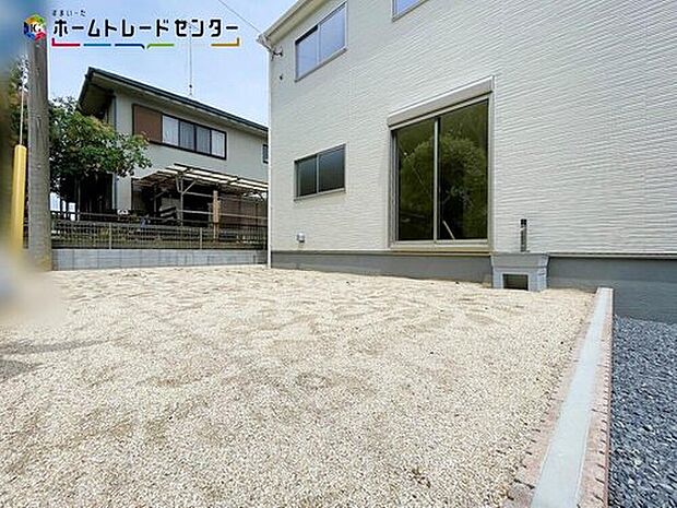 【庭】陽光たっぷり降りそそぐ南庭を備えた理想のお住まいです。お子様の遊び場や趣味のガーデニングなど、ライフスタイルに合わせていろいろとお楽しみ頂けそうです。