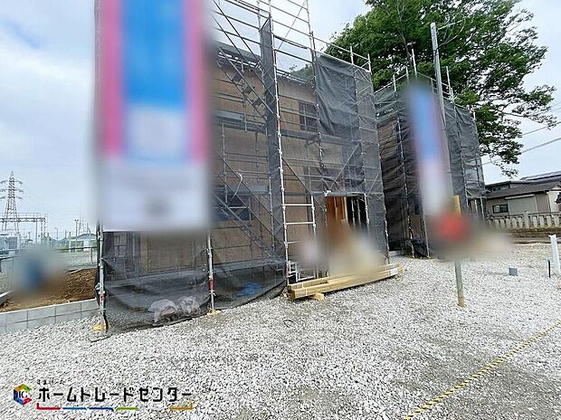 【現地外観写真】2号棟 一戸建ての大きなメリットは、「自分の土地」を自由に使えること。好きなペットが飼えるほか、ガーデニングやDIY、車の手入れなど様々な趣味を楽しめます♪広いお庭でのびのびと開放的に暮らしましょう!