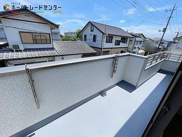 【バルコニー】B号棟>南向きのバルコニー!日当たりも良く洗濯物の他に大きな布団も干せます!お日様の暖かな匂いに包まれたお布団は、快適な睡眠に導いてくれることでしょう!静かなひと時を過ごせる空間でもあります。