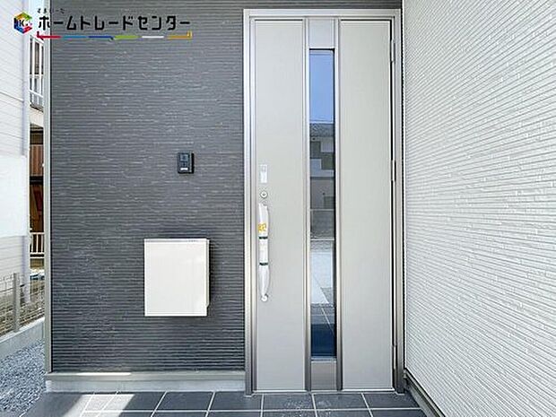 【玄関】A号棟＞玄関ポーチには屋根がついているので雨でも玄関前で濡れずにお出かけ準備が出来ます。セキュリティを高められるTVモニター付きインターフォンが標準装備です！