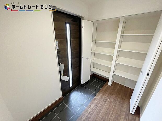 【玄関】１号棟/家族が毎日出入りする場所！大切な来客を迎える場所！そんな玄関は、自然光を取り込める優しい雰囲気の空間となっております！玄関収納も設置してあり家族の靴も片付けられますので、綺麗をキープ出来ます！