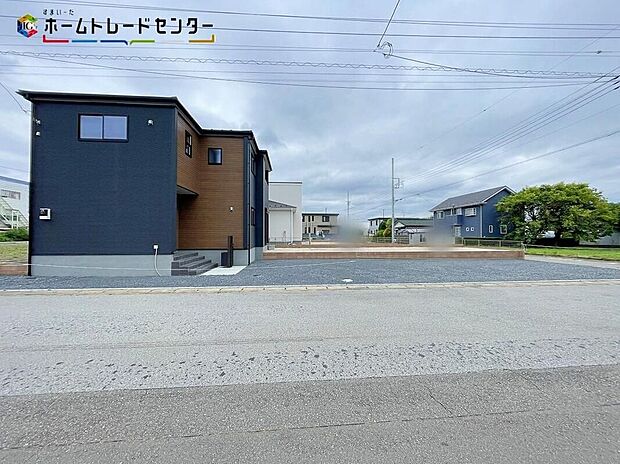 【駐車場】１号棟/嬉しい仕様がたくさん！浴室乾燥機、システムキッチン、ウォークインクローゼット、洗浄便座、床下収納、24時間換気、TVモニター付きインターホン、人感センサー、駐車４～５台可（車種による）♪