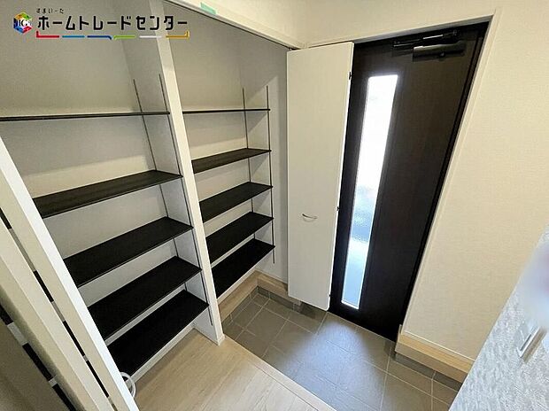 【玄関】ご家族が増えると靴の数も増えますね。大容量の収納力で大家族の履物もすっきり収納できます!いつでも玄関周りがすっきりと片付きますので、急な来客でも慌てません!最初に入る我が家の自慢の空間のひとつです!