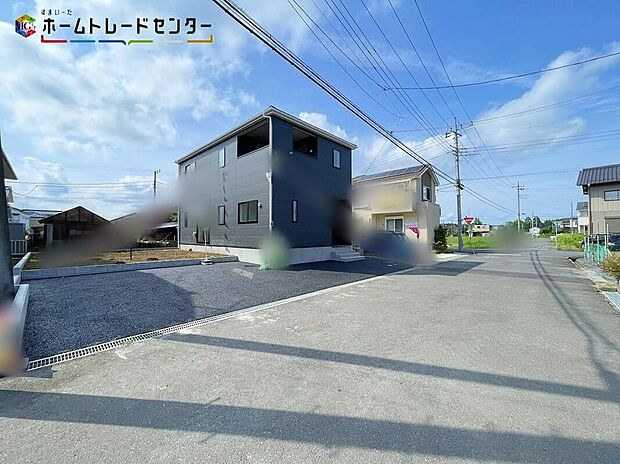 【前面道路含む現地写真】1号棟
嬉しい仕様がたくさん!
システムキッチン、浴室乾燥機、防犯カメラ、TVモニター付きインターホン、人感センサー付玄関灯、全居室ペアガラス、駐車2台可(車種による)♪