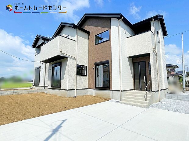 【現地外観写真】２号棟
一戸建ての大きなメリットは、「自分の土地」を自由に使えること。好きなペットが飼えるほか、ガーデニングやＤＩＹ、車の手入れなど様々な趣味を楽しめます♪広いお庭でのびのびと開放的に暮らしましょう！