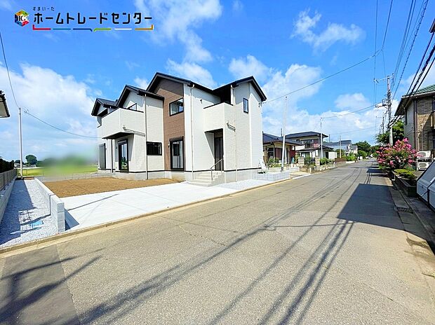 【前面道路含む現地写真】２号棟
前面道路が６ｍ以上ある戸建ては、車の出し入れがスムーズで、駐車もラクラク。大型車でも安心して利用でき、来客時の対応も快適です！開放感があり暮らしにゆとりが生まれます。