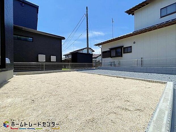 【庭】陽光たっぷり降りそそぐ南庭を備えた理想のお住まいです。お子様の遊び場や趣味のガーデニングなど、ライフスタイルに合わせていろいろとお楽しみ頂けそうです。