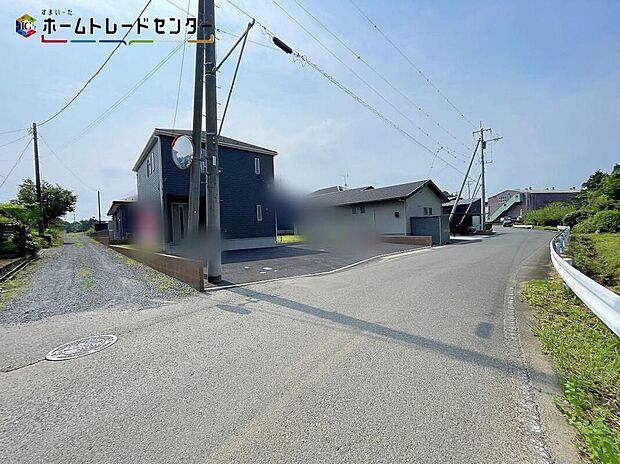 【前面道路含む現地写真】嬉しい仕様がたくさん!システムキッチン、和室、浴室乾燥機、防犯カメラ、TVモニター付きインターホン、人感センサー付玄関灯、全居室ペアガラス、駐車3台可(車種による)♪