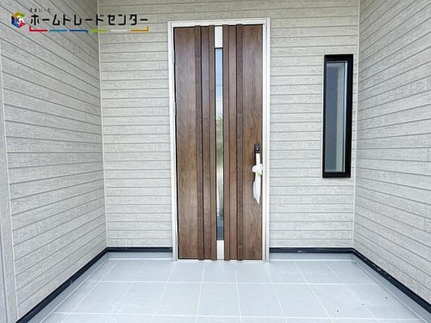 【玄関】玄関ポーチには屋根がついているので雨でも玄関前で濡れずにお出かけ準備が出来ます。セキュリティを高められるTVモニター付きインターフォンが標準装備です!