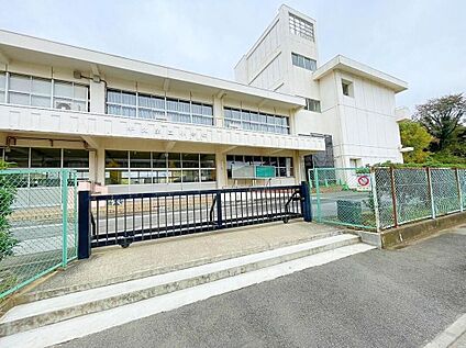 牛久市立牛久第二小学校 1800ｍ(徒歩23分)
