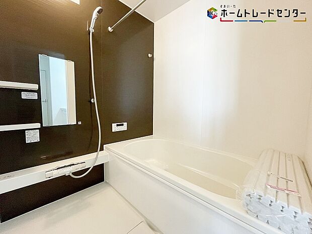 【浴室】１号棟
ひろびろ１坪サイズのバスルーム。半身浴もできるひろびろな浴槽です。１日の疲れた体を癒せます。入浴後の水滴や湿気を排出し、カビの発生や臭いを抑制する換気乾燥暖房機。雨の日の洗濯物にも効果的です。