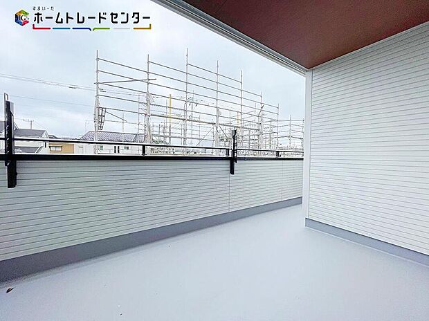 【バルコニー】全室南向きのプライベートルームは広々バルコニーでつながっています。家族全員分の洗濯物を干したり、夜には家族で星を眺めたり。家族のつながりを強めてくれるバルコニーです。