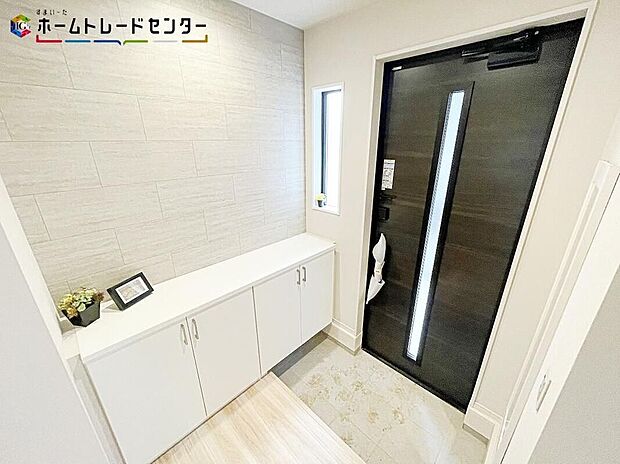 【玄関】訪れる人を優しく迎える、スタイリッシュな玄関。開放感のある玄関ホール。温もり感じるフローリング仕様ですので、ご家族やお客様を温かく迎えてくれます。※室内写真の家具・小物はイメージです。