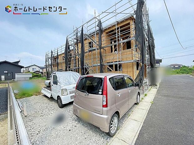 【駐車場】２号棟・リビングも各部屋もバルコニーも、大きな窓から開放的な空間に陽の光がたっぷり降り注ぐ、見て明るく！家族も明るく！おうちに帰るのが楽しくなるようなお住まいです！