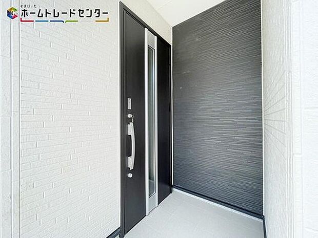 【玄関】玄関ポーチには屋根がついているので雨でも玄関前で濡れずにお出かけ準備が出来ます。セキュリティを高められるTVモニター付きインターホンが標準装備です！