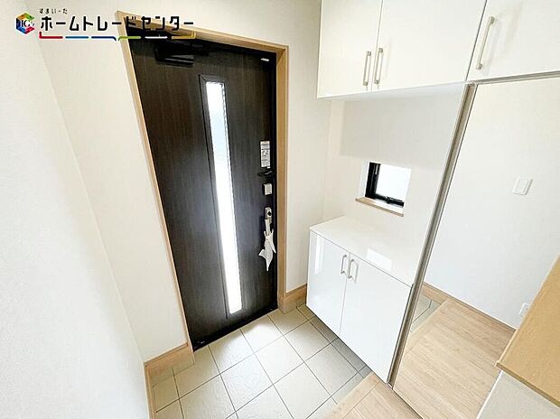 【玄関】玄関扉は、明かりを採り込めるスリットデザイン！見た目にも機能性も人気！縦長のデザインですので、明るさが欲しい足元近くまで光を取り入れてくれます！玄関の快適性が高まる自慢の玄関です！