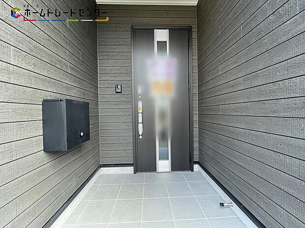 【玄関】玄関ポーチには屋根がついているので雨でも玄関前で濡れずにお出かけ準備が出来ます。セキュリティを高められるTVモニター付きインターフォンが標準装備です!