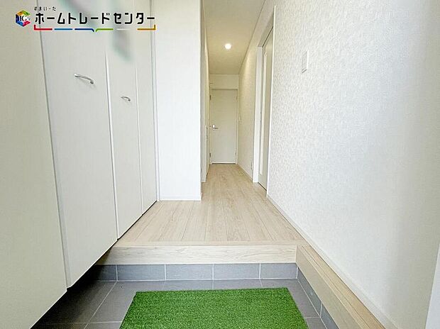 【玄関】訪れる人を優しく迎える、スタイリッシュな玄関。開放感のある玄関ホール。温もり感じるフローリング仕様ですので、ご家族やお客様を温かく迎えてくれます。