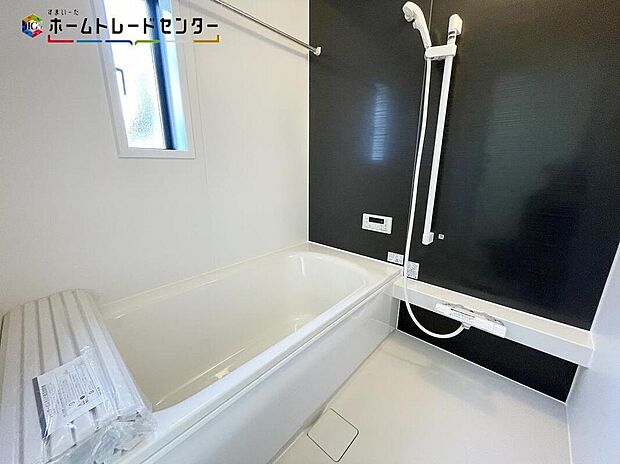 【浴室】浴室乾燥機付きのバスルームとなっております♪落ち着いた雰囲気のゆったり寛げるバスルーム。毎日のバスタイムが楽しみになりそうです。窓があることで、換気環境も良好。掃除もスムーズに出来ます。