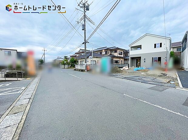 【前面道路含む現地写真】１号棟
嬉しい仕様がたくさん！
システムキッチン、浴室乾燥機、床下収納、防犯カメラ、TVモニター付きインターホン、人感センサー付玄関灯、EVコンセント、全居室ペアガラス、駐車２台可（車種による）♪