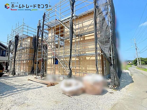 【現地外観写真】2号棟リビングも各部屋もバルコニーも、大きな窓から開放的な空間に陽の光がたっぷり降り注ぐ、見て明るく!家族も明るく!おうちに帰るのが楽しくなるようなお住まいです!