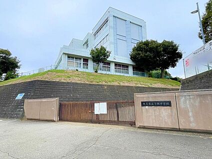 牛久市立下根中学校 1800m (徒歩23分・自転車で8分)