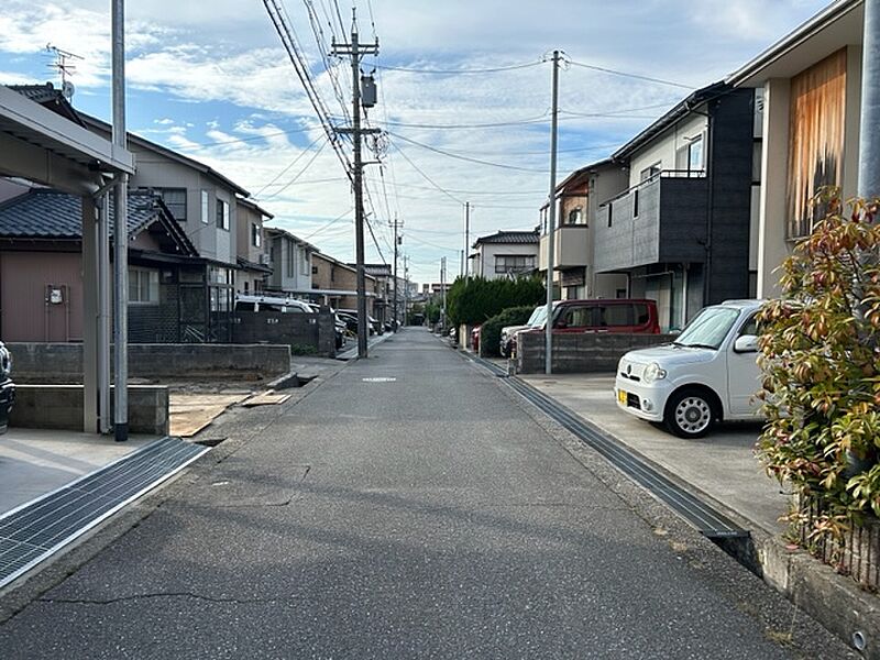 【現地写真】前面道路幅は約4.7ｍです。交通量が少なく、お子様の通学も安心です。また大型車による通行も少なく静かな暮らしに適しています◎