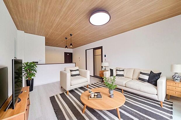 お子さまの声にすぐ応えられる、見通しの良いキッチン。リビングでくつろぐ家族と会話を楽しみながら、家事ができます♪※家具の配置等はイメージです。