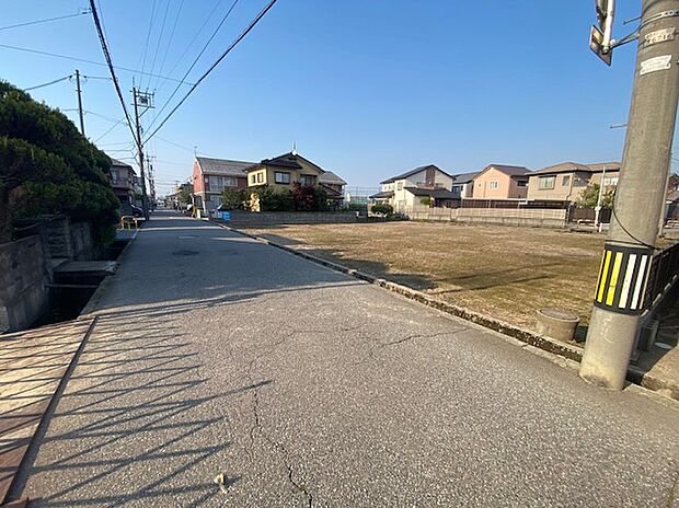 【現地写真】前面道路幅は約5ｍです！車のすれ違いも安心の幅で、来客時に便利です◎