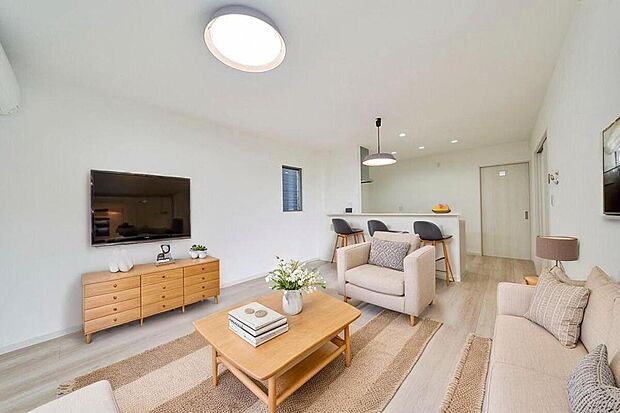 お子さまの声にすぐ応えられる、見通しの良いキッチン。リビングでくつろぐ家族と会話を楽しみながら、家事ができます♪※家具の配置等はイメージです。