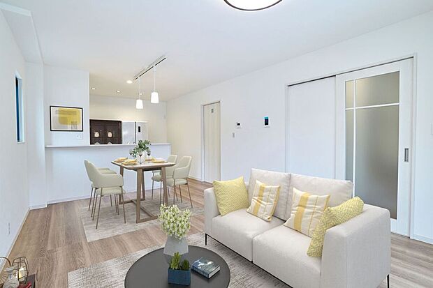 【施工例】キッチンからもリビングが見渡せるため、どこに居ても家族を感じ、会話もはずみますね。家事をしながらお子さんの様子も見れるため、安心です♪※家具等の配置はイメージです。