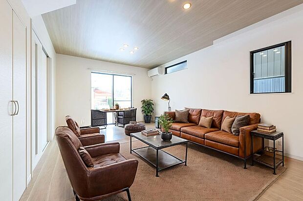 【施工例】明るい掃き出し窓があるリビングは、開放感とぬくもりが調和した空間！日中は陽の光で明るく、夜は照明でやさしく包まれます。
※家具等の配置はイメージです。