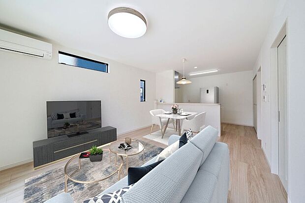 【施工例】明るい掃き出し窓があるリビングは、開放感とぬくもりが調和した空間!日中は陽の光で明るく、夜は照明でやさしく包まれます。
※家具等の配置はイメージです。