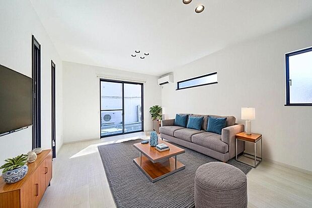 【施工例】明るい掃き出し窓があるリビングは、開放感とぬくもりが調和した空間！日中は陽の光で明るく、夜は照明でやさしく包まれます。
※家具等の配置はイメージです。