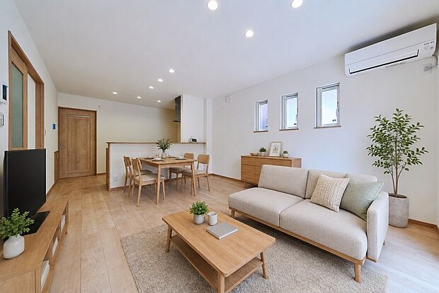 明るい掃き出し窓があるリビングは、開放感とぬくもりが調和した空間!日中は陽の光で明るく、夜は照明でやさしく包まれます。
※家具等の配置はイメージです。