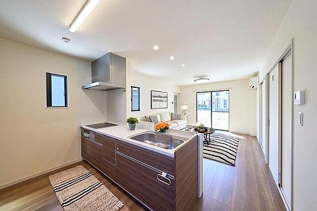 【キッチン】対面式キッチンは家事をしながら家族を見守り、コミュニケーションの取れる人気のスタイル！足元はキャビネット式でストック収納も充実！※家具等はイメージです。