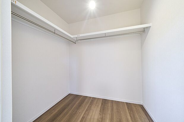 【ウォークインクローゼット】【施工例】大容量のウォークインクローゼットは大切なお洋服も常に換気ができ、きれいな状態で保管することができるため長持ちします!お洋服だけでなく、お子さんのおもちゃや大事な趣味の道具まで収納できます!