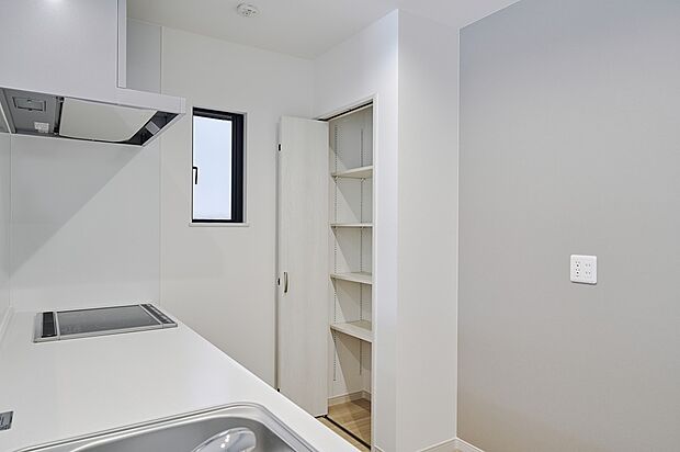 【キッチン物入】【施工例】キッチンスペースには可動棚タイプの物入を完備！お米や水、即席類などの食品のストックから食器などを収納してパントリーとしても活用できます♪