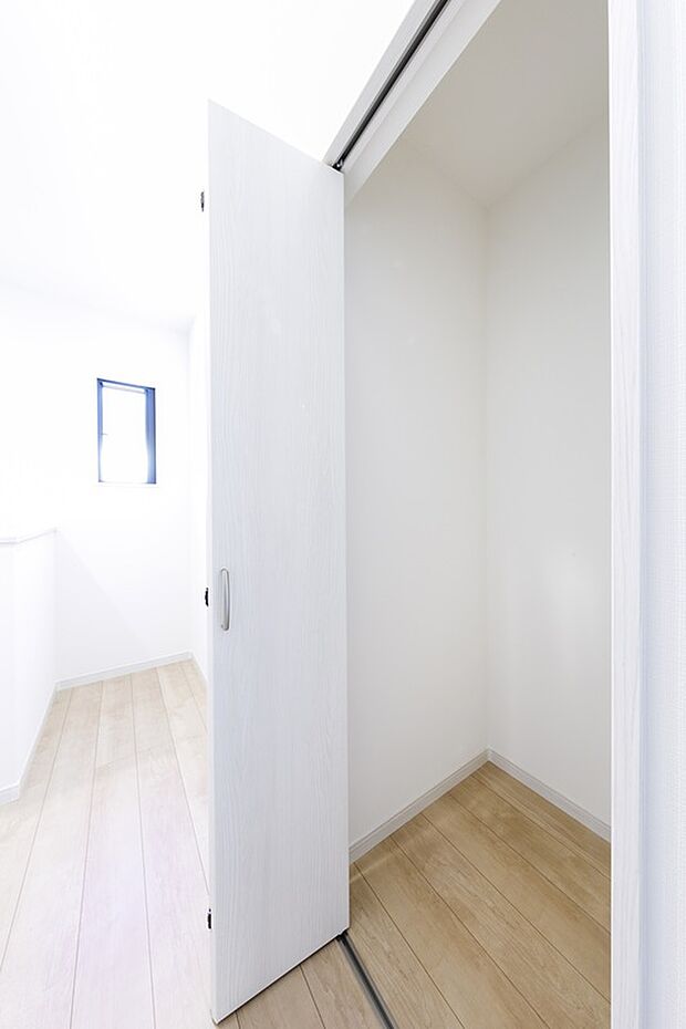 【階段下収納】【施工例】階段下に設けた収納は、家の中をすっきり見せる隠れた名脇役！普段使わない物や掃除用品をしまっておけるため、リビングまわりも整います。あると便利な実用的スペースです。