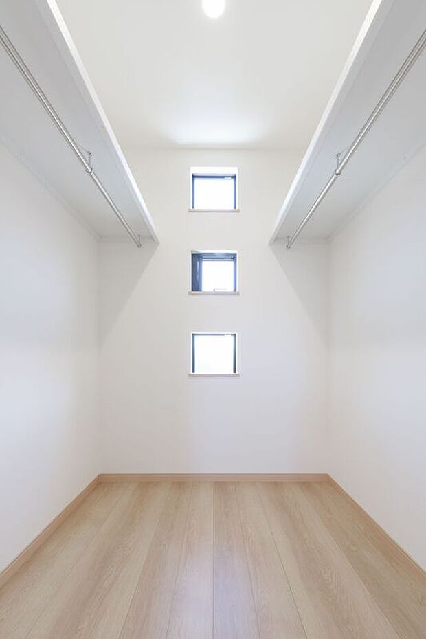 【ウォークインクローゼット】【施工例】大容量のウォークインクローゼットは大切なお洋服も常に換気ができ、きれいな状態で保管することができるため長持ちします！お洋服だけでなく、お子さんのおもちゃや大事な趣味の道具まで収納できます！