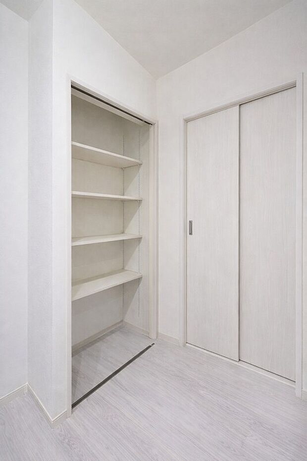 【キッチン物入】【施工例】キッチン横の物入には、調理器具や掃除用品などをまとめて収納可能。手が届きやすい位置にあるから、家事の流れもスムーズに。使いやすさにこだわった、うれしい工夫です。。