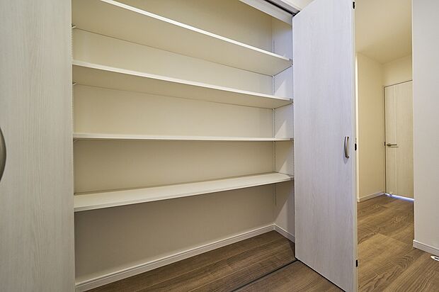 【2階ホール収納】【施工例】2階ホールに設けた物入は、可動棚付きで収納するものに合わせて調整可能！シーズンごとの寝具や日用品、家族の趣味道具などもまとめて片づけられます。