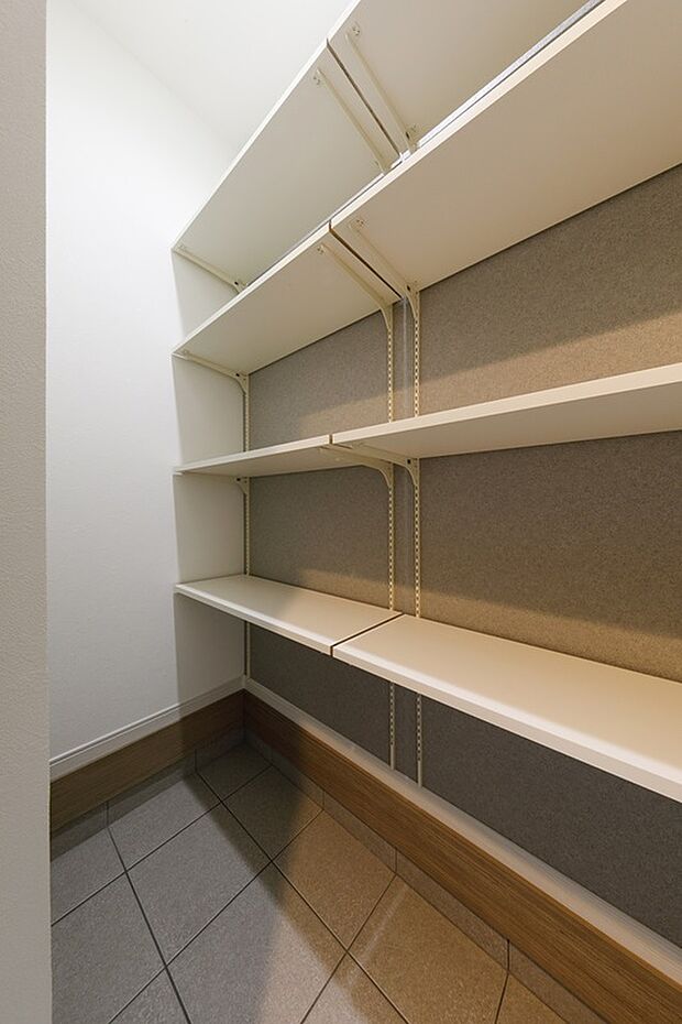 【シューズボックス】【施工例】玄関にはシューズボックスを設置しております。たくさんの靴が収納できるので常に玄関をスッキリ清潔に保てます◎