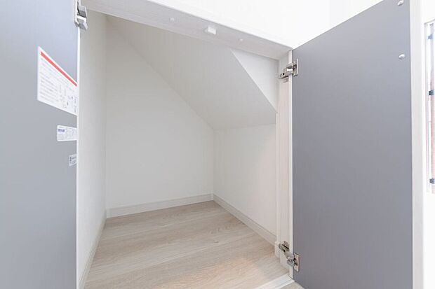 【階段下収納】【施工例】階段下を活かした収納スペースは、日用品のストック置き場にぴったり。扉付きで生活感を隠せるのがポイント◎使いたいときにサッと取り出せる、便利な位置の収納です！