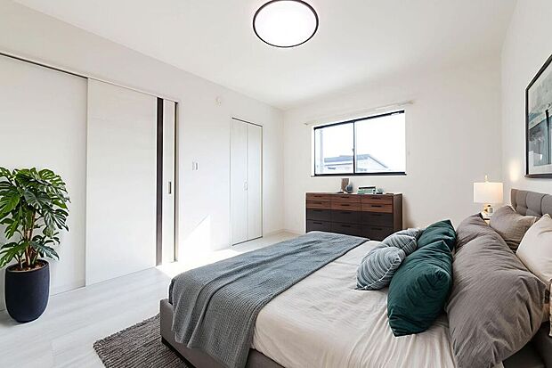 【寝室】【施工例】寝室には大容量のウォークインクローゼット完備!豊富な収納スペースで、衣類や個人のアイテムを整理整頓することができます。スッキリした寝室は癒しの空間を提供します。※家具等の配置はイメージです。